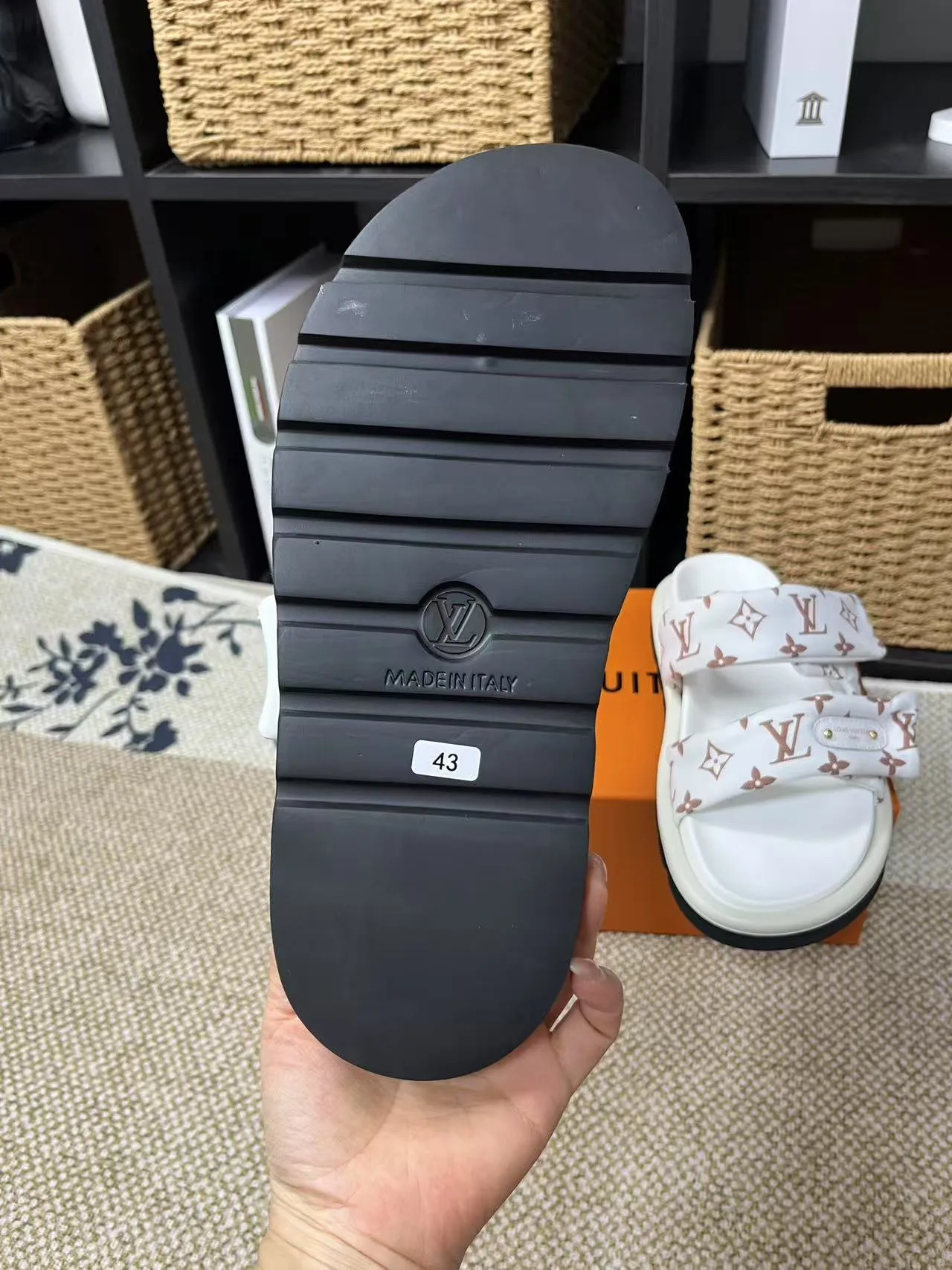 P340 yuan LV Louis Vuitton Full of high-end feel! A popular model among bloggers at home and abroad, it’s retro and fashionable, and looks stunning on your feet! Mainly recommended model on the official website★ ━━━━━ ЅᏇєєt ━━━━━ ▪️Upper: original calfskin ➕5D printing process ▪️Inner: imported mixed sheepskin ▪️Outsole: original molded foam outsole ▪️Size: Female 35-40 Men's 39-44 (women's 41 men's 45)
